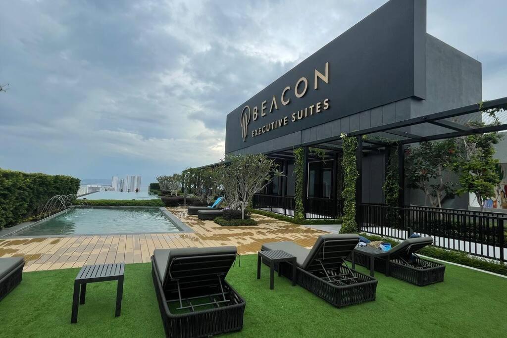 Beacon With Infinity Pool At By Wl Apartment